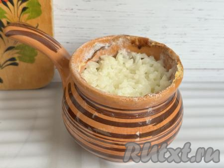 Вынуть горшочки из чаши аэрогриля, перемешать молочную рисовую кашу.