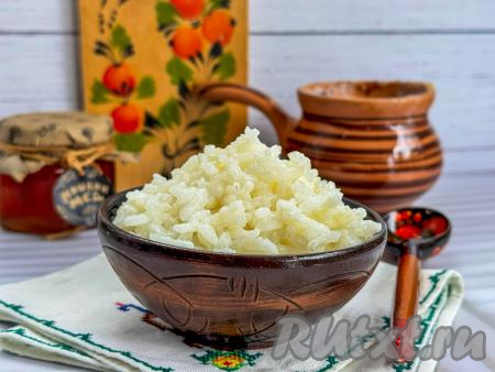 Готовую насыщенную, вкусную рисовую кашу на молоке разложить из горшочков по тарелкам и&nbsp;в горячем виде подать к столу.