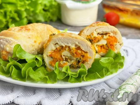 Готовое блюдо достать из духовки. Нежные куриные рулетики с сочной куриной-сырной начинкой к столу можно подать и в качестве основного горячего блюда, и в качестве холодной закуски - в любом случае будет очень вкусно.