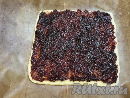 Выложить густое варенье на раскатанное тесто, аккуратно распределить.