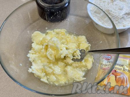 Вилкой растереть масло с сахаром и яйцом до получения однородной массы.