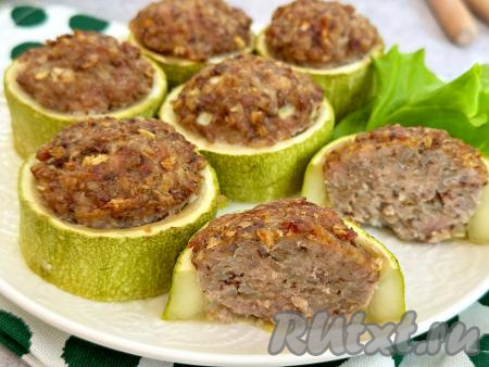 Аппетитные, вкусные кабачки, приготволенные с фаршем и гречкой, достать из духовки, выложить на тарелку и в горячем виде подать к столу.