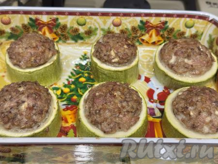 Форму с кабачками, фаршированными гречкой и фаршем, поставить в духовку, разогретую до 200 градусов, запекать минут 35-40. Готовность можно проверить по кабачкам, они должны легко прокалываться зубочисткой.