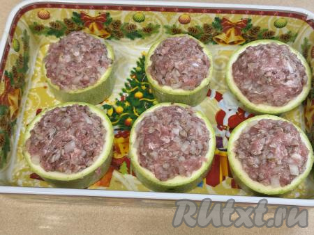 Наполнить "бочонки" из кабачка начинкой из фарша и гречки.
