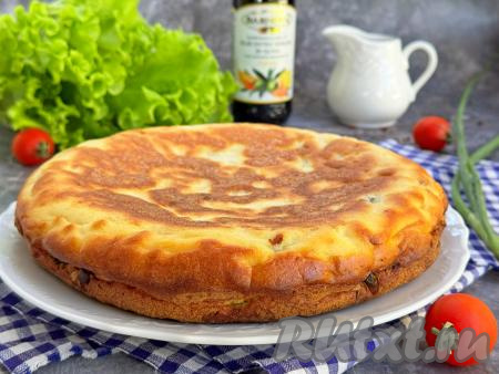 Сковороду с готовой выпечкой убрать с огня, дать немного остыть, а затем переложить на тарелку.&nbsp;