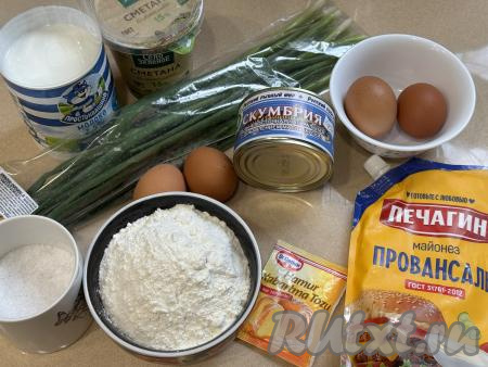 Подготовить продукты для приготовления заливного пирога с рыбными консервами на сковороде. Рыбные консервы в масле можно взять любые&nbsp;(у меня - скумбрия в масле). Сметану можно использовать любой жирности (я купила жирностью 15%).