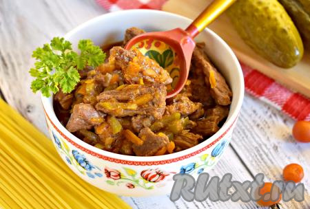 Гуляш из говядины с солёными огурцами