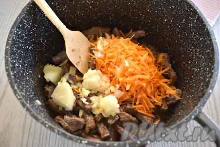 Пока обжаривается говядина, очищаем морковь и лук. После того как мясо обжарится в течение 10 минут, добавляем морковь, натёртую на крупной тёрке, и мелко нарезанный лук. Сразу перемешиваем говядину с овощами, убавляем огонь до среднего и обжариваем ещё 10-12 минут (до мягкости овощей), иногда перемешивая.