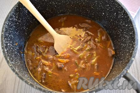 Сразу вливаем 300 миллилитров горячей воды (мясо с овощами должны быть полностью покрыты водой), перемешиваем, доводим до кипения.