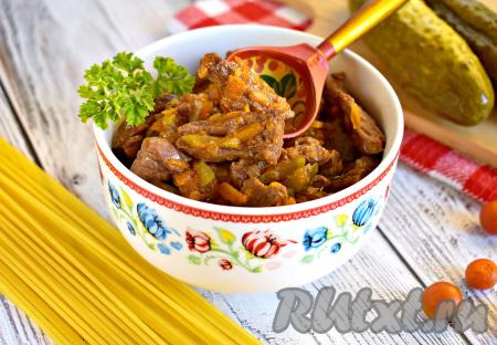 После того как мясо станет мягким, убираем гуляш с огня. Готовому блюду даём настояться под крышкой в течение минут 10. А затем нежный, аппетитный, насыщенный гуляш из говядины с солёными огурцами раскладываем по тарелкам и, дополнив гарниром, в горячем виде подаём к столу.