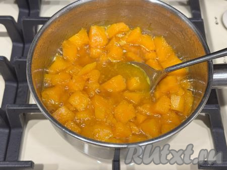 Продолжить варить тыкву под крышкой ещё минут 5 (тыква должна стать мягкой, очень хорошо разваренной). Продолжительность варки во многом зависит от сорта тыквы. Главное - она должна хорошо развариться (то есть стать слегка переваренной). Если необходимо, увеличьте время приготовления тыквы.