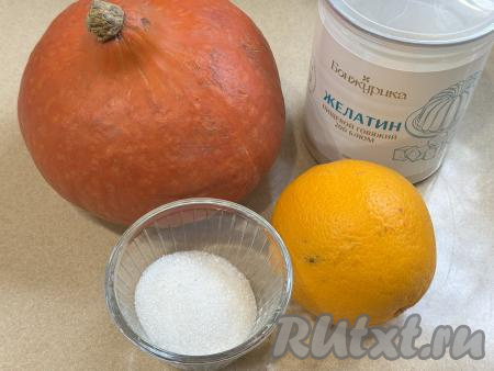 Подготовить продукты для приготовления десерта из тыквы с желатином и апельсином. Апельсин тщательно вымыть, обдать кипятком. Снять с апельсина 1 чайную ложку цедры, не затрагивая белый слой, который находится под оранжевой цедрой.