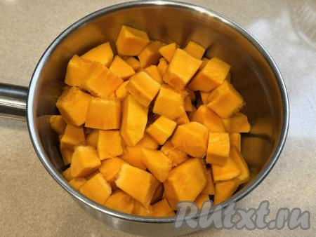 300 грамм тыквы, очищенной от кожуры и волокон с семечками, нарезать на небольшие кубики, выложить в сотейник (или небольшую кастрюлю).