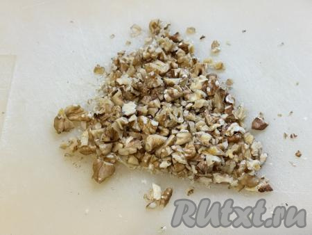 Грецкие орехи порубить ножом.