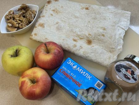 Подготовить продукты для приготовления штруделя с яблоками из лаваша в аэрогриле. Яблоки вымыть.