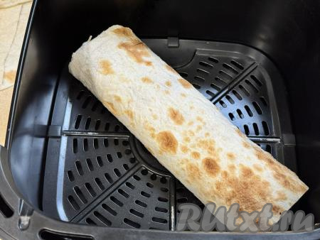 Выложить заготовку штруделя из лаваша с яблоками на решётку в чашу аэрогриля.