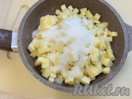 Сразу всыпать сахар в сковороду с яблоками, перемешать.