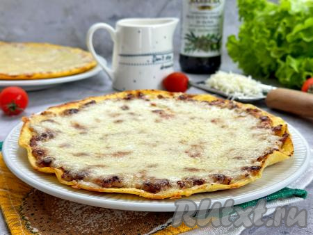 Тортилья с фаршем и сыром на сковороде