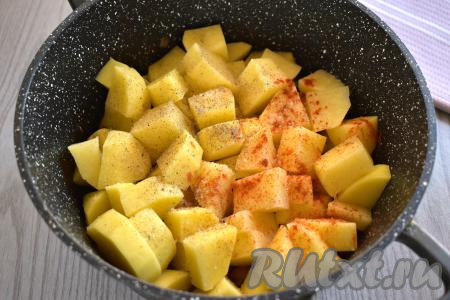 К говядине, протушившейся с овощами, добавляем очищенную картошку, нарезанную на крупные кубики, по вкусу солим и, по желанию, приправляем любимыми специями (я в качестве специй решила использовать чёрный молотый перец и паприку), перемешиваем.