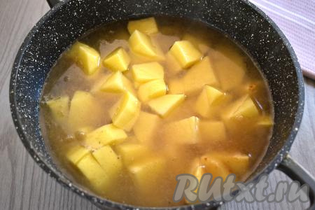 Картофель с говядиной и грибами практически полностью заливаем горячей водой.