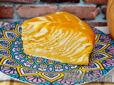 А вот как эта вкусная, нежнейшая запеканка "Зебра" выглядит в разрезе. Симпатичные линии из творога и тыквы делают эту запеканку хорошо узнаваемой и очень аппетитной.