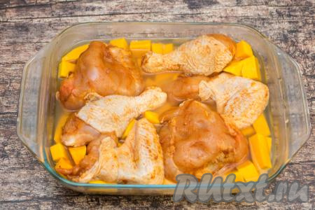 Сверху разместить подготовленные кусочки курицы.