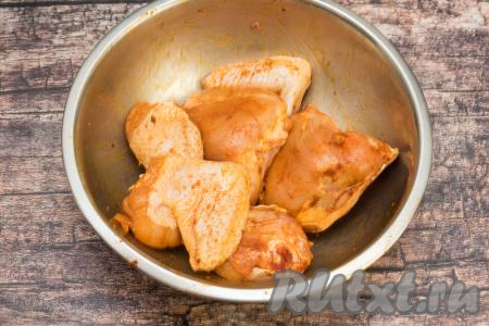 Перемешать кусочки курицы, равномерно покрывая их солью и специями со всех сторон.