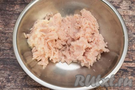Для получения фарша я пропустила кусочки куриного мяса через мясорубку в миску.