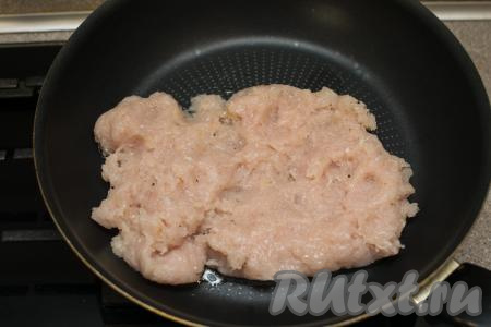 В сковороду влить растительное масло, дать ему хорошо прогреться на огне чуть выше среднего, выложить фарш.