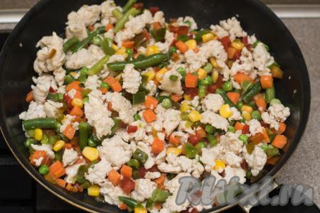 Перемешать овощи с фаршем, подсолить по вкусу, накрыть сковороду крышкой.