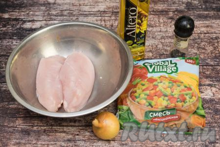 Подготовить продукты для приготовления фарша с мексиканской смесью на сковороде. Мясной фарш можно взять любой (свиной, говяжий, куриный, подойдёт и из несколько видов мяса). Я предпочитаю фарш, сделанный в домашних условиях, поэтому в этот раз решила приготовить его из куриного филе. Можно использовать и покупной фарш. Мексиканская овощная смесь продаётся во многих продуктовых магазинах в отделе с замороженными овощами. Предварительно размораживать овощи не нужно.