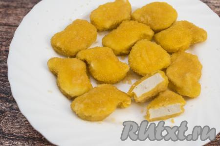 Вынимая готовые наггетсы из микроволновки, будьте осторожны, тарелка может сильно нагреться, поэтому берите её прихваткой или сухим полотенцем. Готовность наггетсов можно проверить, сделав разрез, если в разрезе мясо светло-серое, значит блюдо готово. Также учитывайте, что наггетсы должны полностью разогреться, то есть они должны быть горячими с двух сторон.