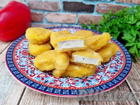 При подаче сочные, вкусные, аппетитные наггетсы можно дополнить любимым соусом, гарниром или свежими овощами.