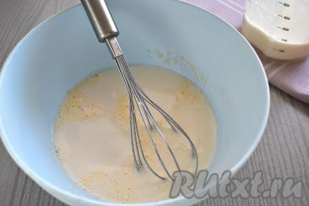 В яичную смесь вливаем 200 миллилитров молока комнатной температуры, перемешиваем венчиком до однородности.&nbsp;