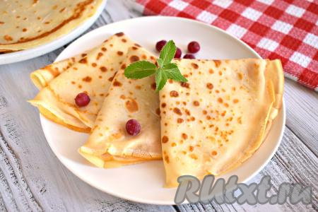 Нежные, вкусные, аппетитные блины, замешанные на рисовой муке и молоке, к столу подаём с вареньем, мёдом, сгущёнкой или сметаной. При желании в эти эластичные блинчики можно завернуть различные начинки.