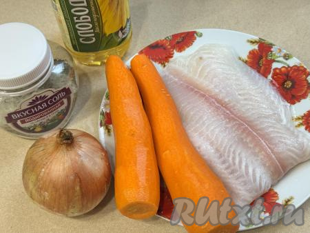 Подготовить продукты для приготовления филе пангасиуса с морковью и луком в духовке. Филе пангасиуса, если оно заморожено, нужно полностью разморозить при комнатной температуре, затем промакнуть бумажным полотенцем, убирая с рыбы лишнюю влагу.&nbsp;