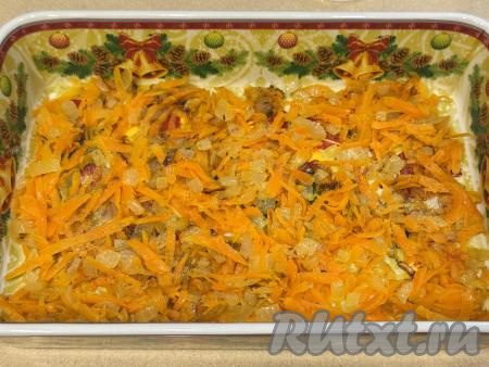  В форму для запекания (я использовала керамическую прямоугольную форму размером 16 сантиметров на 25 сантиметров) выложить 1/2 обжаренных моркови и лука.