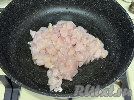Прежде всего нужно приготовить начинку из курицы и грибов для рулета из лаваша. Для этого куриное филе нужно нарезать на мелкие кубики, посолить, хорошо перемешать. Прогреть растительное масло в сковороде, выложить куриное филе.