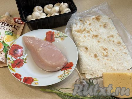 Подготовить продукты для приготовления рулета из лаваша с курицей и грибами. Шампиньоны и куриное филе промыть водой, обсушить. Чеснок почистить. Укроп (можно взять и другую зелень, например, зелёный лук) промыть водой, обсушить.