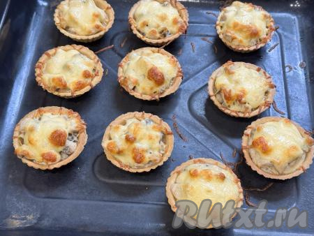 Запекать жульен в тарталетках с курицей и грибами в сметане в разогретой до 200 градусов духовке в течение 10 минут (до подрумянивания сыра).