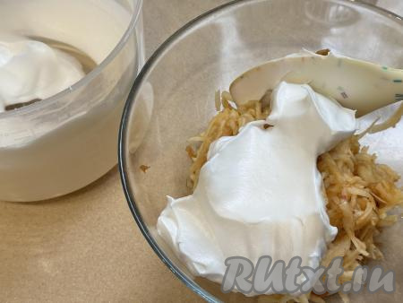 В миску с натёртыми яблоками выложить в несколько приёмов взбитые белки, каждый раз аккуратно смешивая их с яблоками с помощью лопатки.