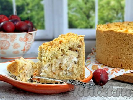 Пирог "Мечта" нарезать на кусочки и подать к столу. Эта нежная, вкусная выпечка из в меру рассыпчатого песочного теста и воздушной начинки из яблок и безе просто тает во рту!