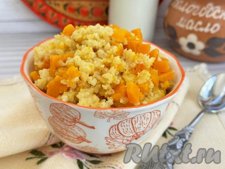 Горшочек (или форму) достать из аэрогриля, разложить нежную, вкусную, аппетитную пшённую кашу с тыквой по тарелкам и в горячем виде подать к столу.