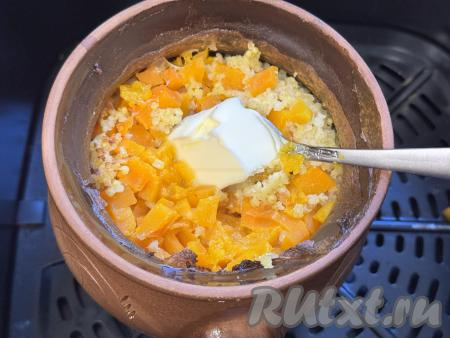 В готовую молочную кашу из пшена и тыквы добавить сливочное масло, перемешать.