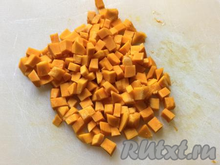 150 грамм тыквы, очищенной от кожуры и волокон с семечками, нарезать на мелкие кубики.