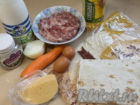 Подготовить продукты для приготовления ачмы из лаваша с фаршем. Морковь и лук почистить. Для этого блюда можно приготовить фарш из любого мяса (я решила взять свинину, но отлично подойдёт и, например, говядина, идейка или курятина), пропустив его через мясорубку. Но вы можете использовать и любой покупной мясной фарш. Кефир для заливки подойдёт любой жирности (я купила жирностью 2,5%). Сыр можно использовать как твёрдый, так и полутвёрдый.