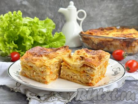 Нежную, вкусную, аппетитную ачму из лаваша с фаршем в горячем виде подать к столу.