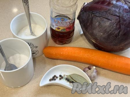 Подготовить продукты для быстрого приготовления маринованной красной капусты. С краснокочанной капусты снять верхние подпорченные листья, они нам не понадобятся. Промыть капусту водой. Морковь и чеснок очистить.