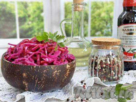 По прошествии 3-4 часов яркую, хрустящую маринованную красную можно либо сразу подать в качестве закуски к столу, либо закрыть банку крышкой и отправить в холодильник, а затем доставать её и использовать по мере необходимости. Вот так достаточно просто и быстро можно приготовить наивкуснейшую краснокочанную капусту для вас и ваших близких!