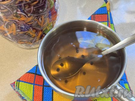 Затем влить уксус в рассол, перемешать, дать маринаду закипеть на достаточно сильном огне и снять его с огня. В маринад, сваренный из 600 миллилитров воды, я добавила 150 миллилитров яблочного 6% уксуса. Если добавлять столовый 9% уксус, то его понадобится 100 миллилитров.